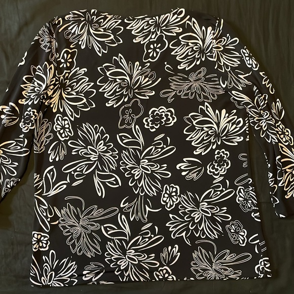 Black and Whire Floral Patterned Polyester 3/4 sleeve Blouse - Picture 7 of 7